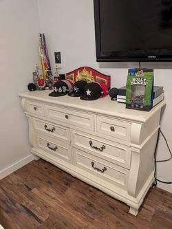 Full Size bed and dresser with mirror that attaches to dresser