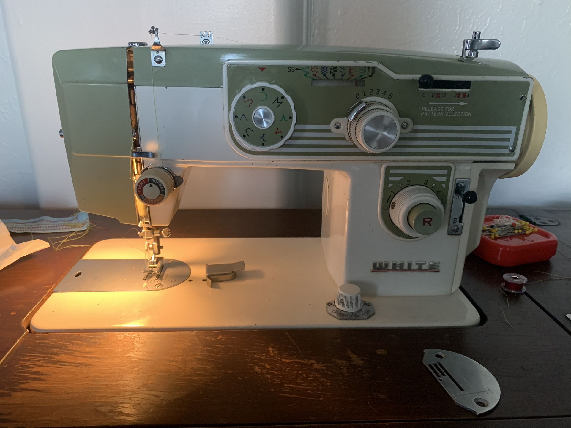 1975 White sewing Machine With Table