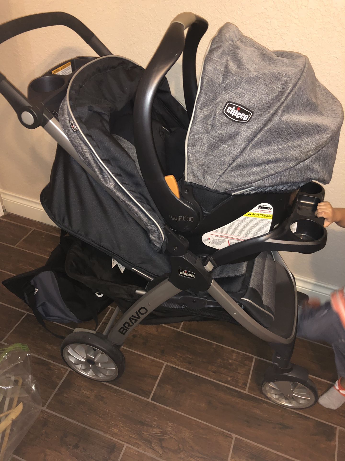 Chicco Keyfit Travel System. Stroller, car seat and two car seat bases.