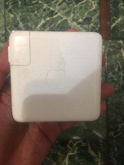 Apple laptop charger A1719. 87W USB C power adapter