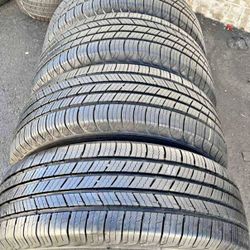 215/55/17 Vendo Un Set De Llantas Marca Michelin Con Un 80% De Vida Las 4