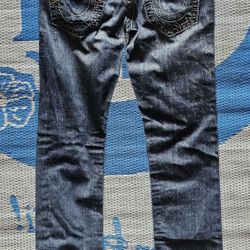 True Religion skinny jeans.
Size 30x32
Pre-owned Excellent condition 
The distinctive "World Tour" brand patch and flap back pocket with the signature