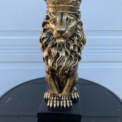 The Crowned Lion Statue