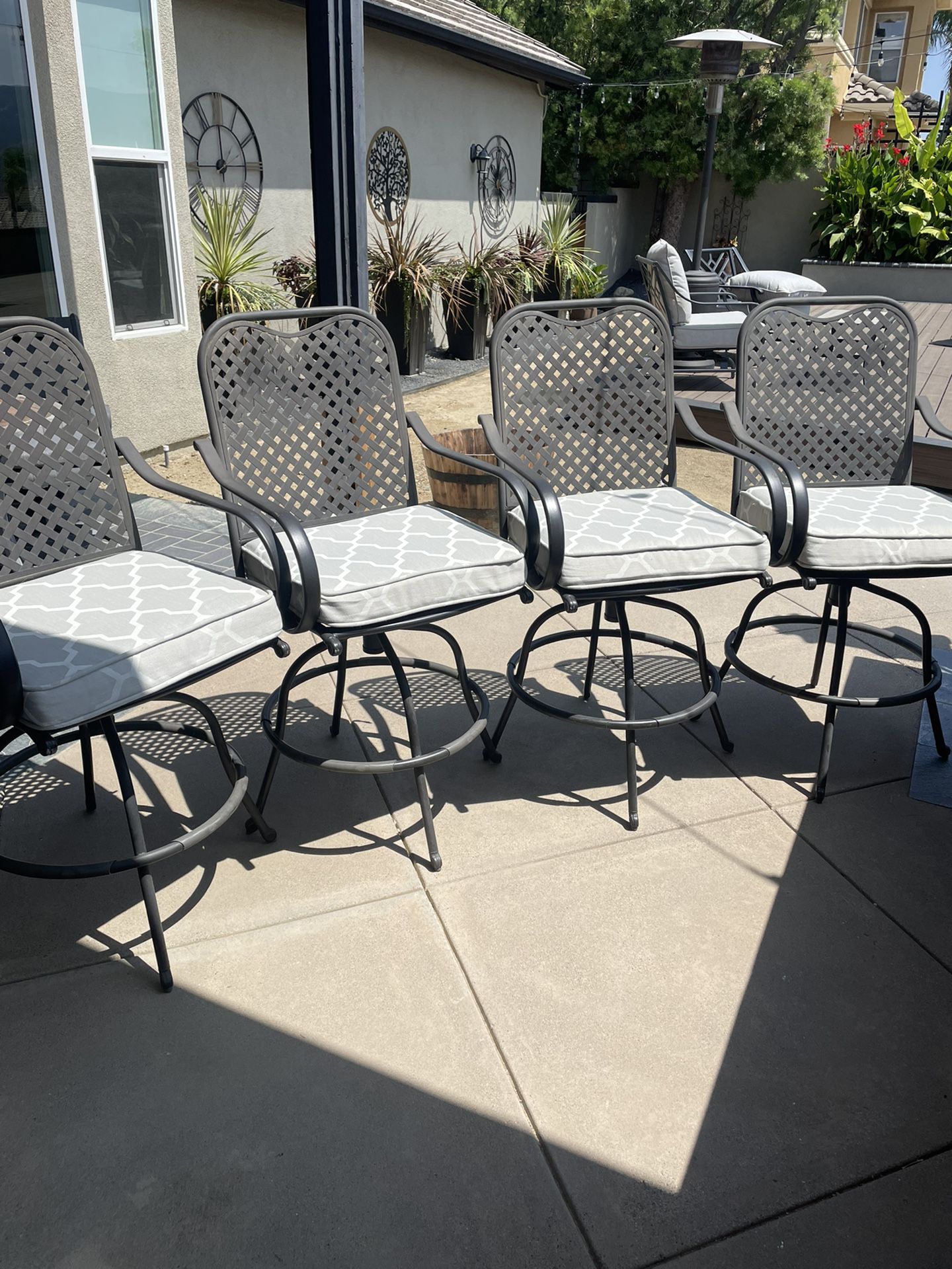 Set Of 4 Hampton Bay Bar Chairs With Cushions