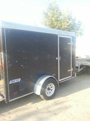 6x10 traila cerrada pa movers o Jardinero la doy $ 1900 o.m.o.