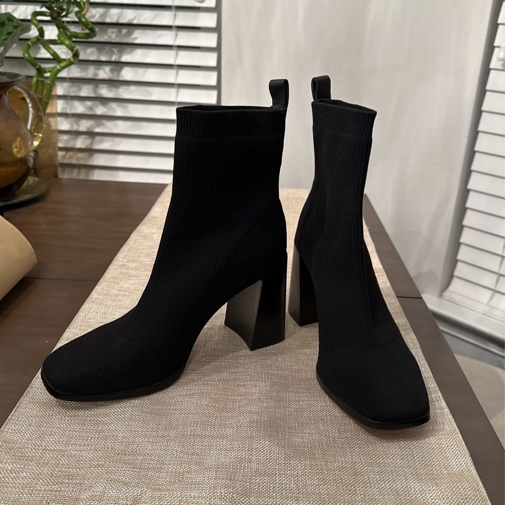 Deltan  Brookyn Fly Knit Stretch Black Booties