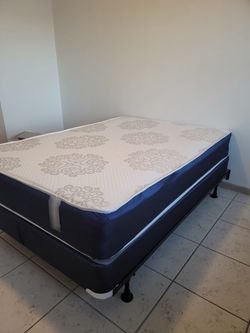 NEW QUEEN-SIZE MATTRESS AND BOX SPRING 💤