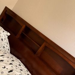 Cama En Buenas Condiciones Con Dresser Y Buro La Cama Tiene Cajones Sin Colchones Abajo Para tops O Para Storages No Colchones 