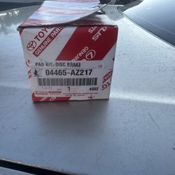 2013-2018 TOYOTA RAV4 LIMITED SE XLE FRONT CERAMIC BRAKE PAD GENUINE 04465 - AZ217