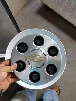 8 Chevrolet center caps with nuts