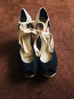 Basket wedge shoe