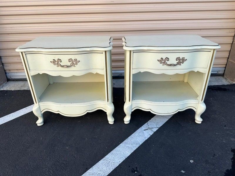 Nightstand pair / par de buros 