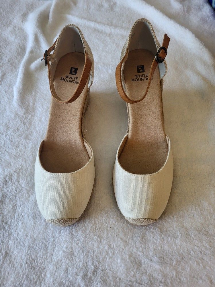 New Women's White Mountain off-white Sandals Size 8 1/2.