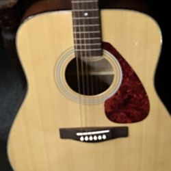 Yamaha Acoustic Guitar 
