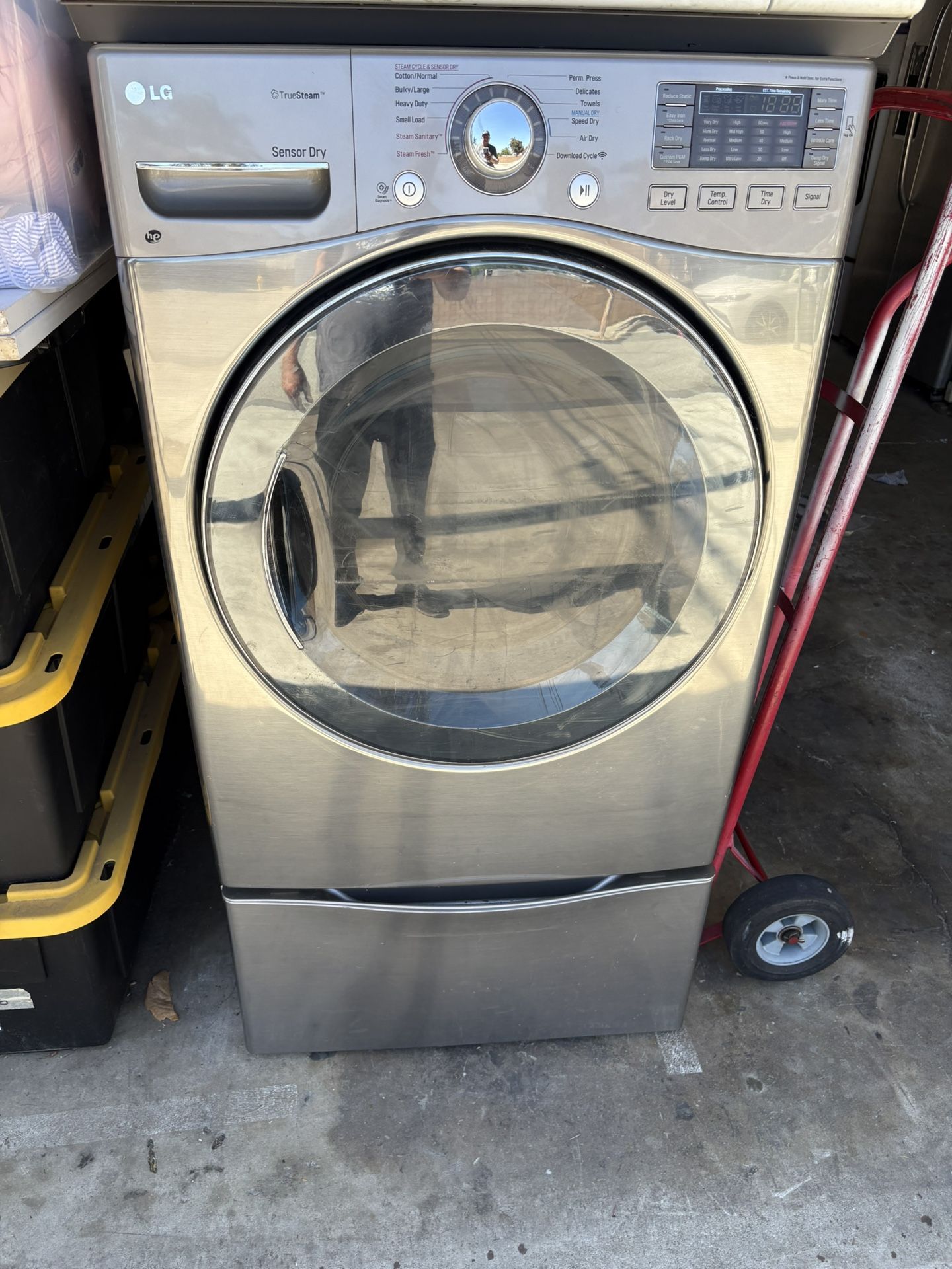 Lg Steam  Gas dryer  Excellent working condition  Heavy duty  W27 D31 H53 including pedestal 7.3 cu ft 3  months warranty parts and labor only  I can 