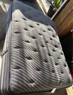 Beautyrest Black Natasha Plush Pillow Top Queen Mattress