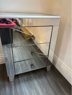2 nice side tables