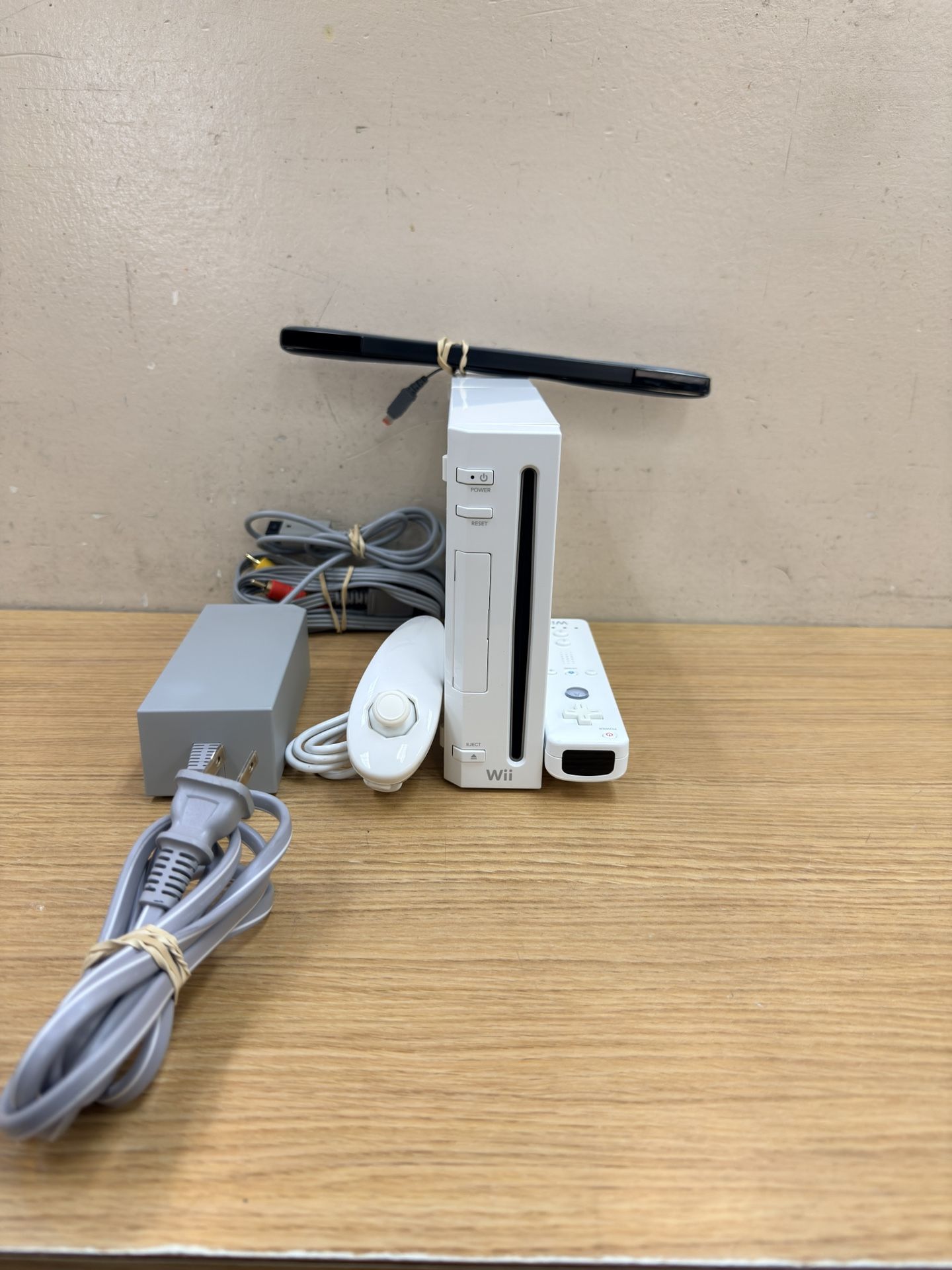 WII CONSOLE W/WII-MOTE,SENSOR BAR AND CABLES