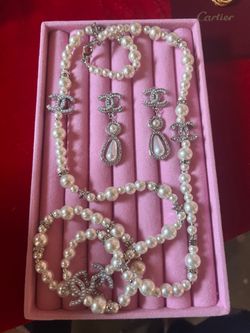 Beautiful set really good quality comes with logo dust bag