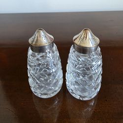 Waterford - Cut crystal salt and pepper shaker set in the 'Glandore' pattern by Waterford Crystal with silver-plated lids
