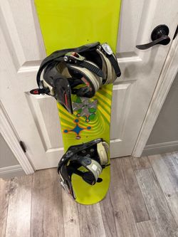 BURTON SNOWBOARD WITH BINDINGS 137cm