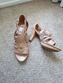 Tan sz 7 womens shoes by Naturalizer.