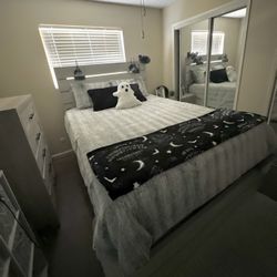 Queen Bed With Build In USB Ports For Charging Phone 