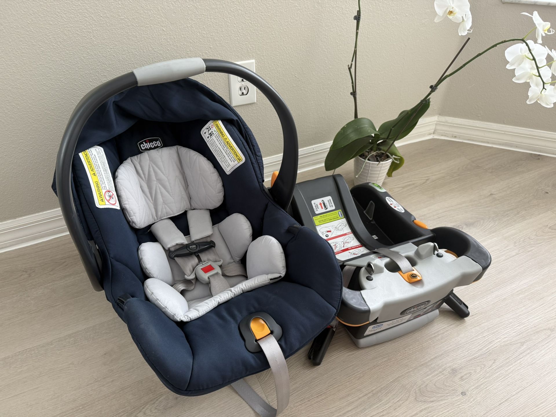 Chicco Baby Car Seat With Base