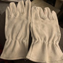 Gloves Small Pig skin gloves made in the USA 5233–9 by Shebby Shelby° 3 oz Buttermilk colored brushed pigskin, gunn cut, Shelby° keystone Thumb and sh
