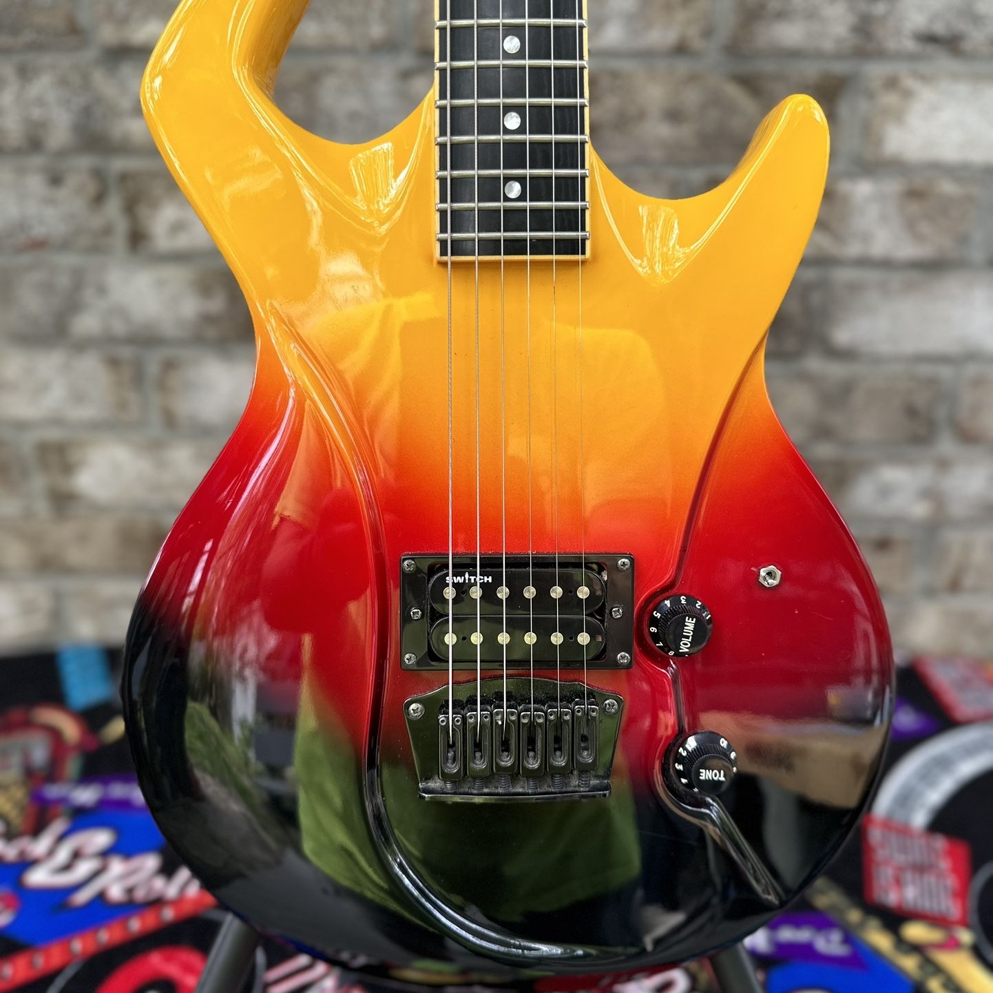 SWITCH VIBRACELL ELECTRIC GUITAR-Beautiful Gloss Sunset Fade! Exc