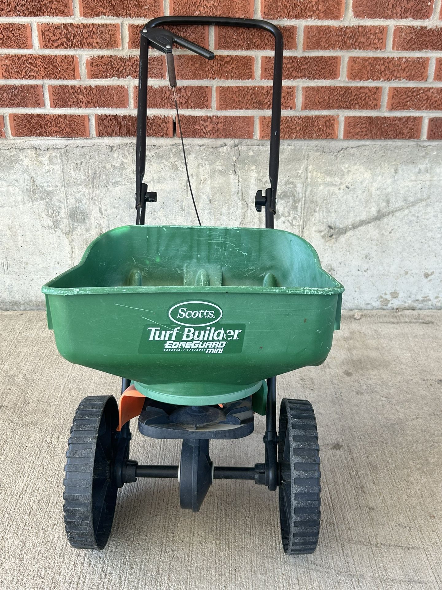 Spreader-Scott’s First Turf Builder Edgeguard 