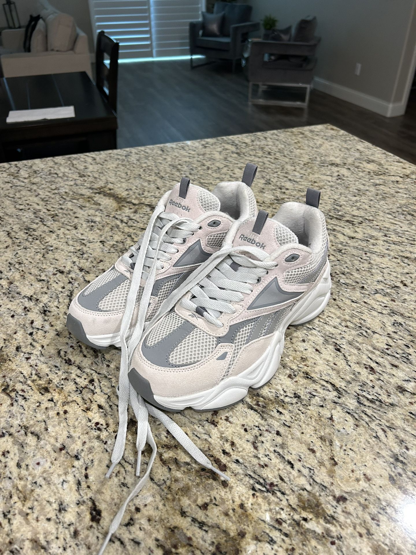 Women’s Reebok Size10
