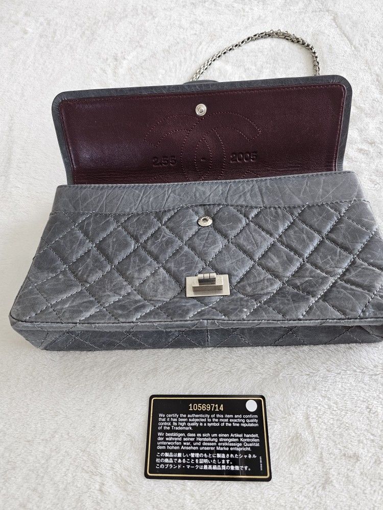 Classic Chanel Shoulder Bag 255