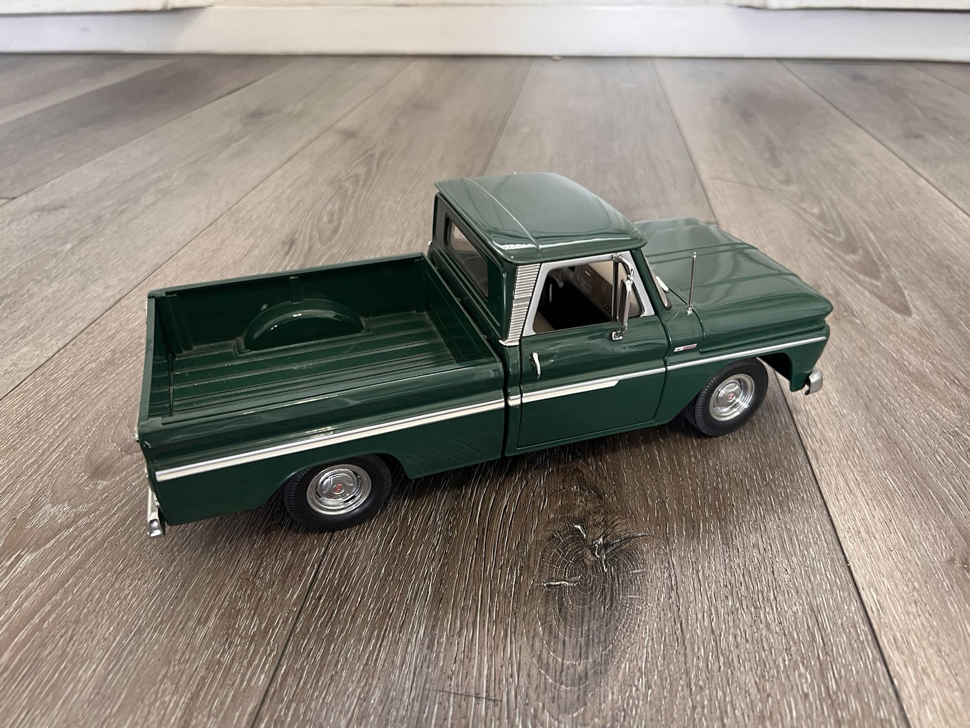 Diecast 1/18 Scale Sun Star 1965 Chevrolet C-10 Pickup, Green