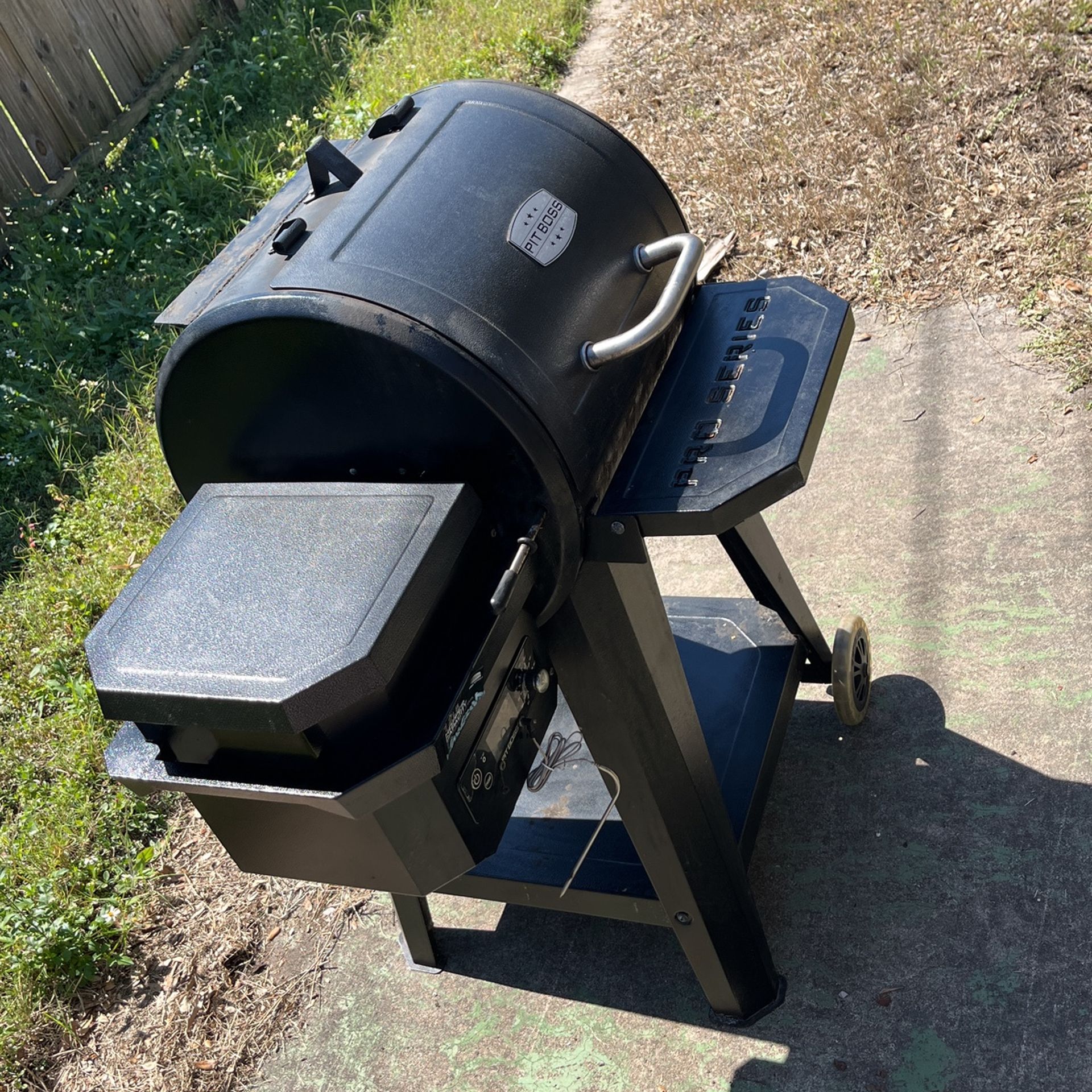 Slightly used Pro Series”Pit Boss” Smoke, with grilling tools