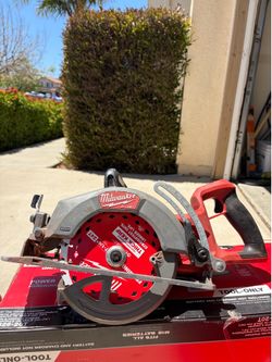Milwaukee 7 1/4” newest model framing circular saw rear handle wormdrive Sierra de Mano