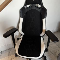 Vertagear VG-S5800_AW Alienware 5800 Gaming Chair - Memory Foam - Steel Frame - Black and White