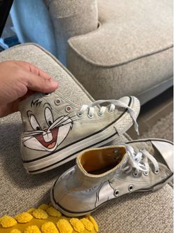 Cmverse all Star Chuck Taylor / looney tunes bugs bunny shoes Youth size 2 . $40