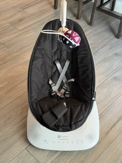 4moms mamaRoo Baby Swing – Black/White – Works Great