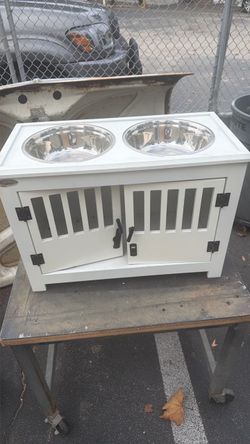 Dog feeding station