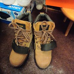 Cougar Paws Boots Very Durable And Dependale Heavy Duty Only Been Worn One Time And Never Even Worked Im Selling For The Low Low Today 60 Dollars Obo