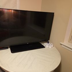 43" Samsung, 43" LG 