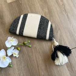 Universal Thread Hand Bag. 