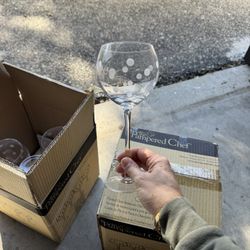 Pampered Chef Frosted Dots Stemware. Set of 8