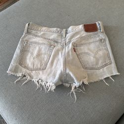 Women’s Levi Shorts Sz 28