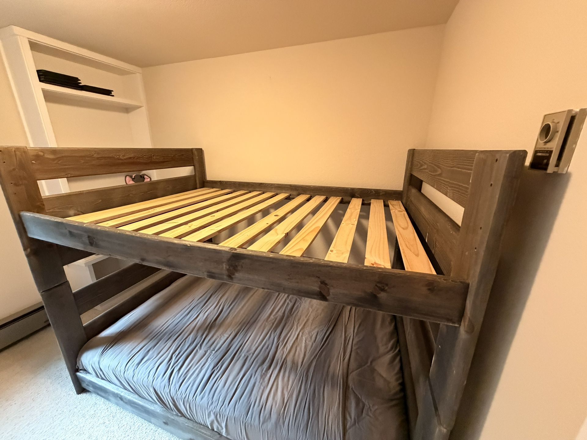 Full bed (s) : can be a bunk bed