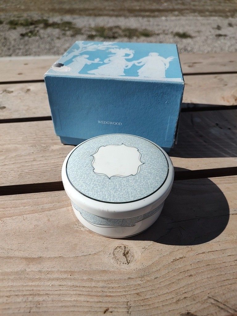 Vintage 1950's Wedgwood Pot W/Lid Venice Pattern Powder Dish Bone China W/Box