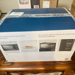 Insignia 0.7 Cu Ft Microwave/Open Box/Never Used