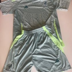 Jersey con short seleccion Mexicana de Visita 2024 para niños. 