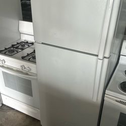 G.E APARTMENT SIZE REFRIGERATOR